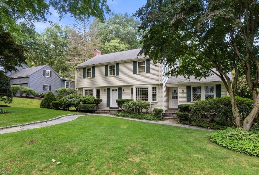 11 Nantucket Rd in Wellesley, MA - Building Photo