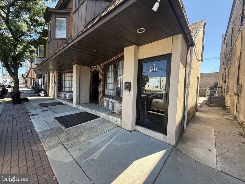 15 W 10th St in Marcus Hook, PA - Building Photo