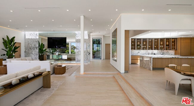 365 Trousdale Pl in Beverly Hills, CA - Building Photo - Building Photo