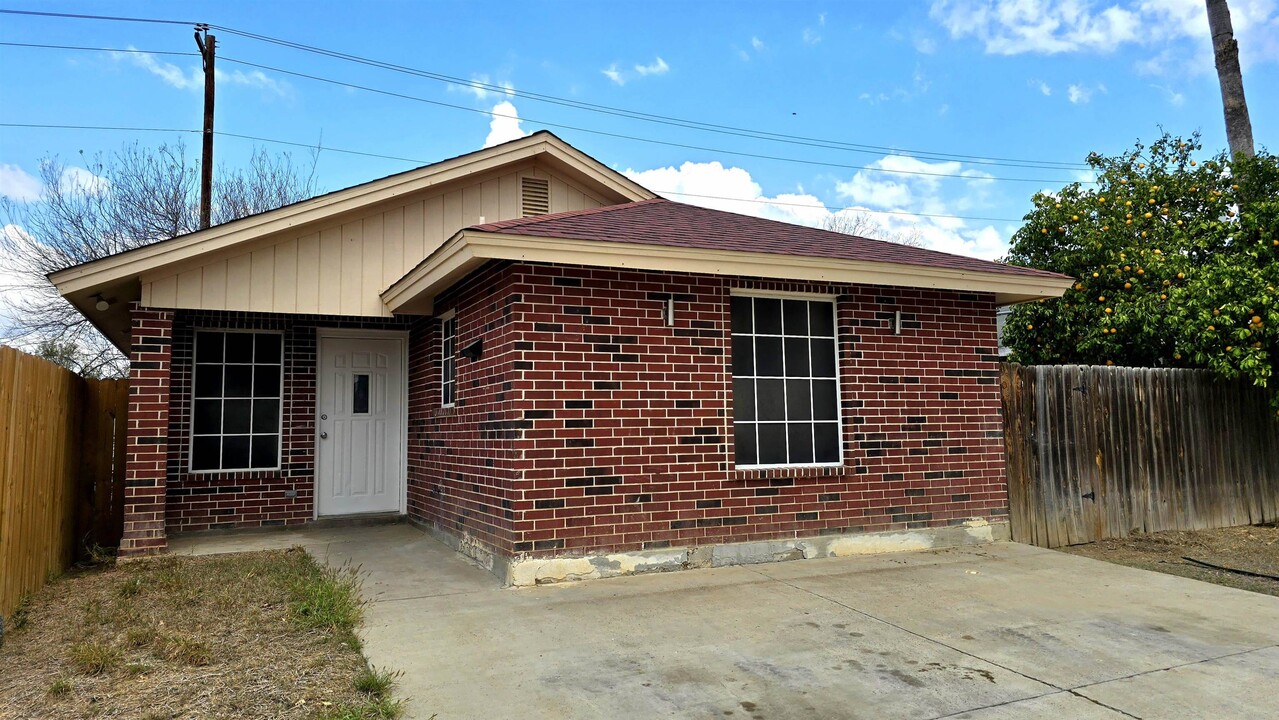 410 Prescott Loop in Laredo, TX - Building Photo