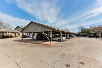 324 W Harwood Rd in Hurst, TX - Foto de edificio - Building Photo