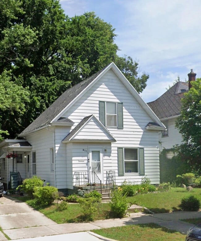 property at 911 E Washington St