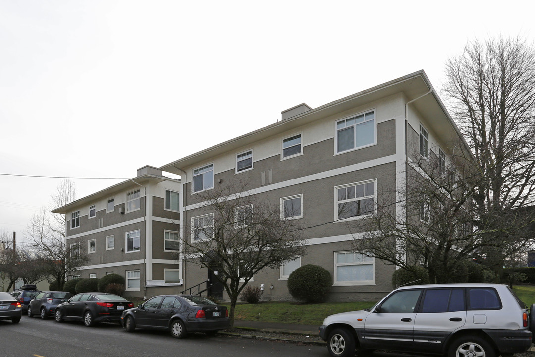 Sandy Park Apartments in Portland, OR - Building Photo