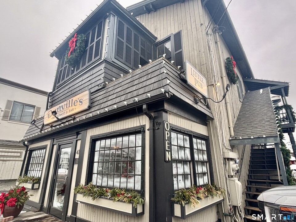 41 Saugatuck Ave in Westport, CT - Building Photo