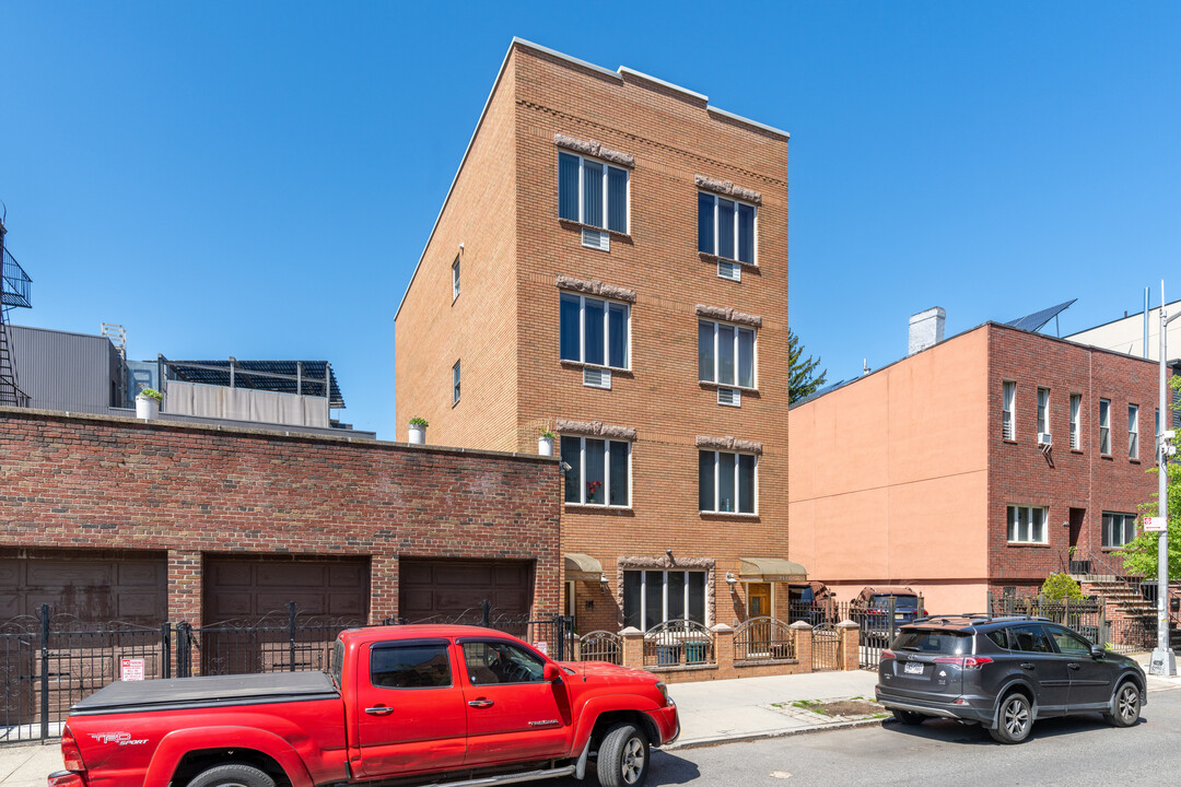 205 Eckford St in Brooklyn, NY - Building Photo