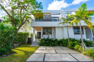 570 Fernwood Rd in Key Biscayne, FL - Building Photo