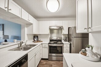The Felix in Burnsville, MN - Building Photo - Building Photo