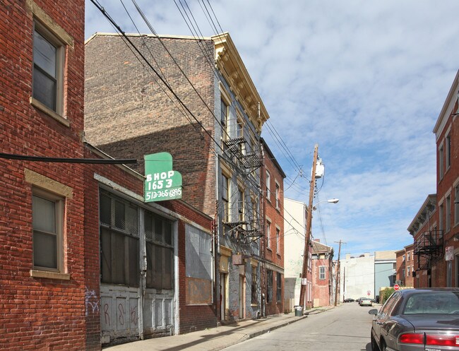 1655 Hamer St in Cincinnati, OH - Foto de edificio - Building Photo