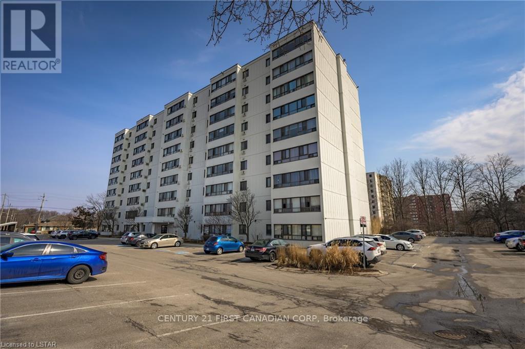 135-135 Base Line Rd W in London, ON - Building Photo