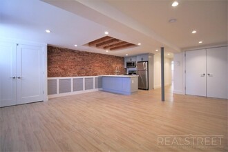 1194 Decatur Street in Brooklyn, NY - Foto de edificio - Floor Plan