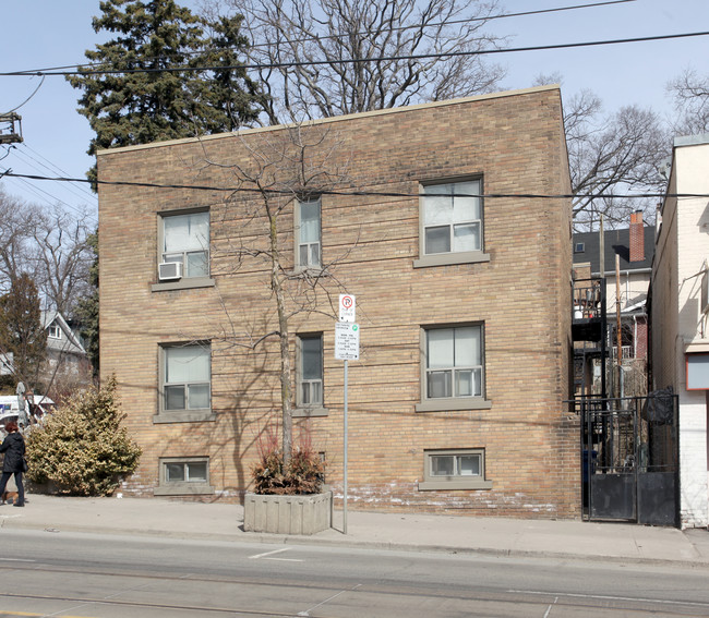 1-7 Kingswood Rd in Toronto, ON - Building Photo - Building Photo