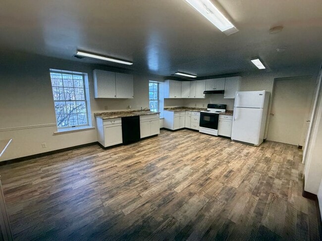 100 W Main St in Bath, PA - Building Photo - Building Photo