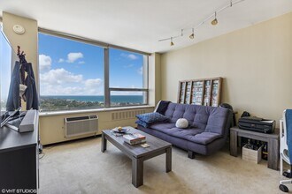 1460 N Sandburg Terrace in Chicago, IL - Building Photo - Building Photo