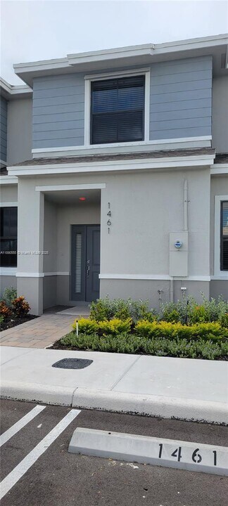 1461 NE 5th Ave in Florida City, FL - Building Photo