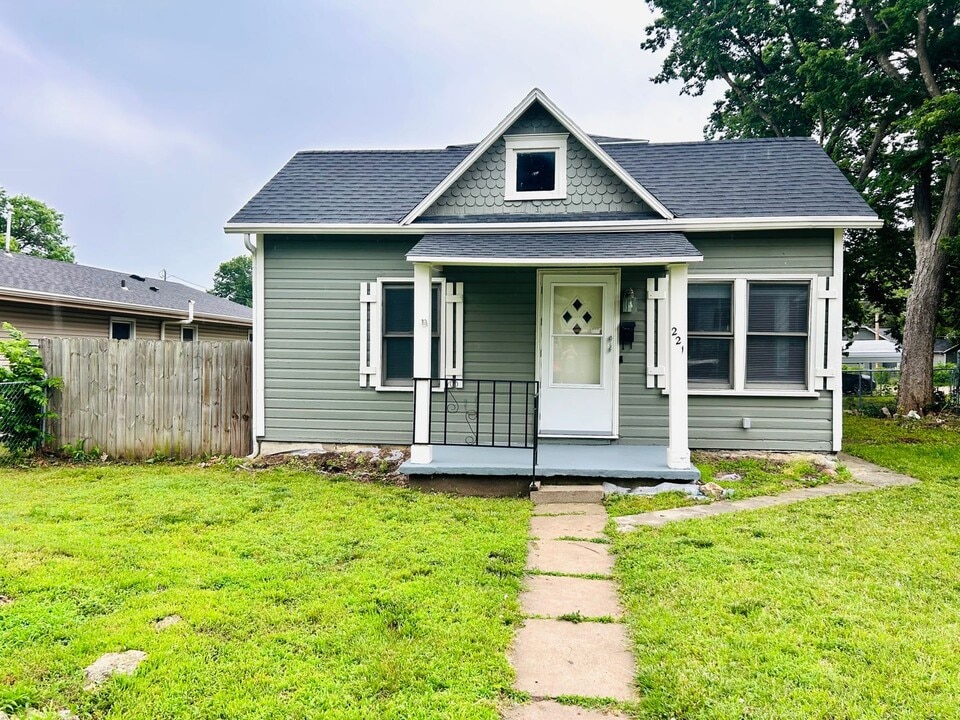 221 W Spruce St in Junction City, KS - Building Photo