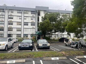 2401 Riverside Dr in Coral Springs, FL - Building Photo