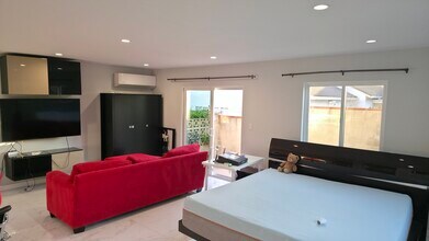 703 S Bel Aire Dr in Burbank, CA - Building Photo - Building Photo