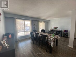 43 Quaker Ridge Rd in Vaughan, ON - Building Photo - Building Photo