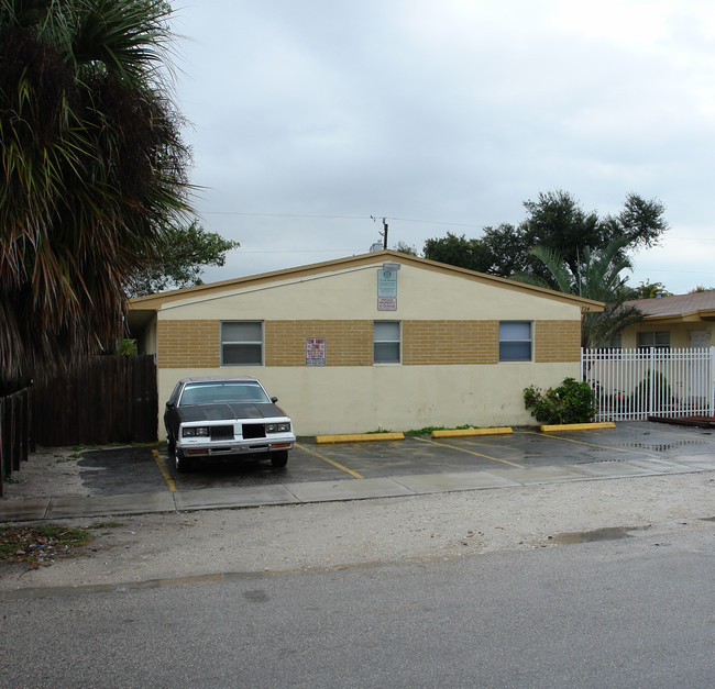 720-724 SW 7th St in Dania Beach, FL - Building Photo - Building Photo