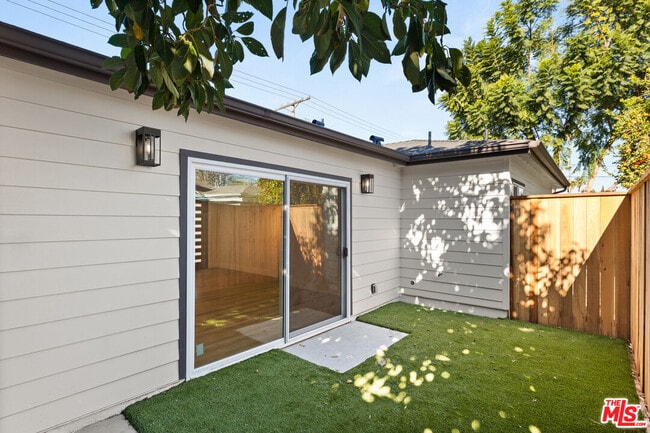 property at 6917 1/2 Hesperia Ave