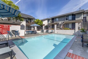 Independence Plaza Apartment Homes in Canoga Park, CA - Building Photo