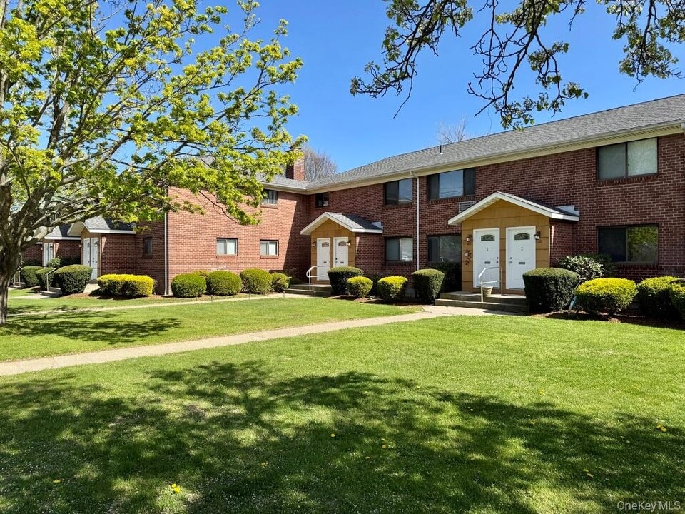 64 Hiddink St in Sayville, NY - Building Photo