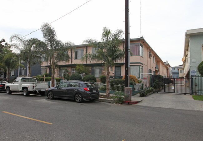 1747 Kingsley Dr in Los Angeles, CA - Foto de edificio - Building Photo