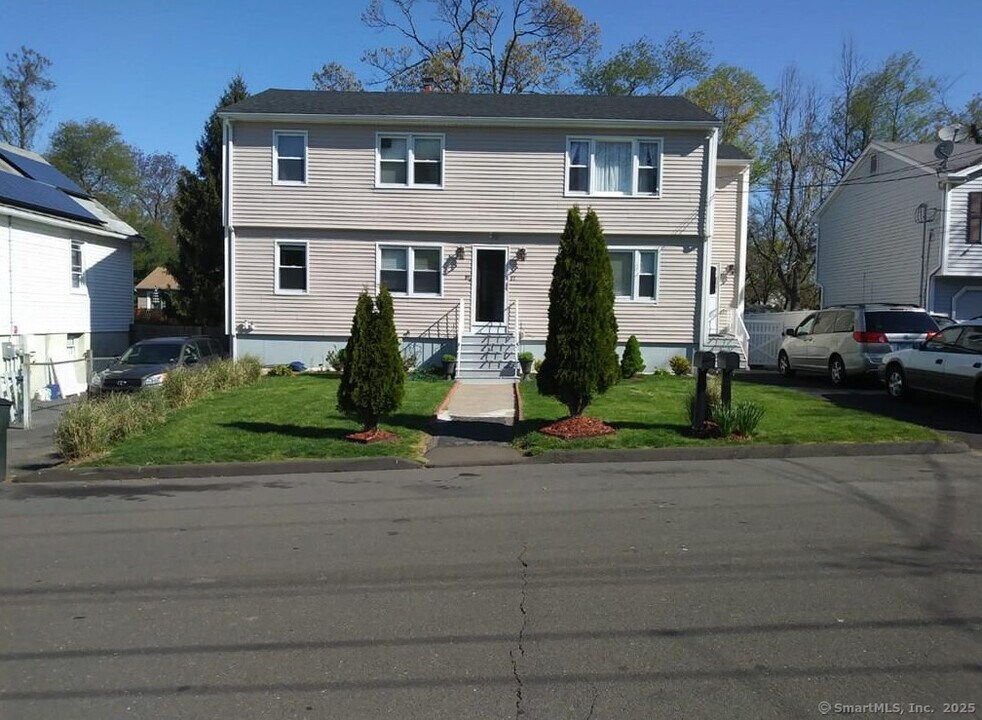 17 Yates St in West Haven, CT - Building Photo
