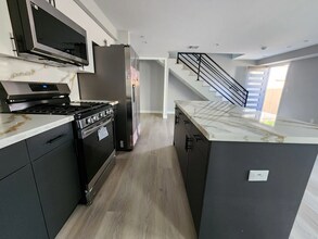 2223 S Highland Ave, Unit 2225.5 in Los Angeles, CA - Building Photo - Building Photo