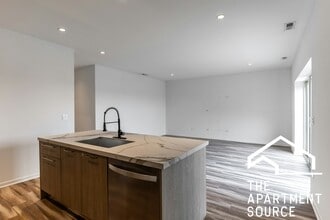 2533 W Fullerton Ave in Chicago, IL - Building Photo - Building Photo