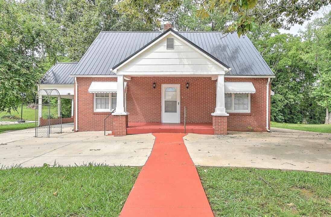 401 Hillcrest Dr in Greeneville, TN - Building Photo