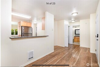 18501 SE Newport Way in Issaquah, WA - Foto de edificio - Building Photo