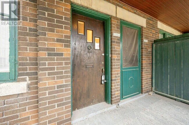 202 King St S in Waterloo, ON - Building Photo - Building Photo