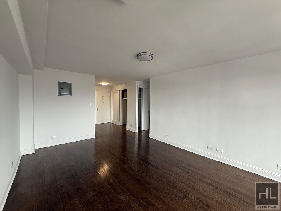 E 16 ST in New York, NY - Building Photo