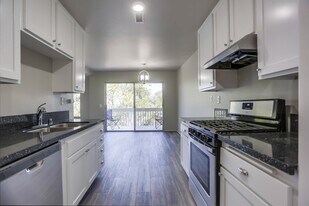 4262 Mesa Vista Way in Oceanside, CA - Building Photo