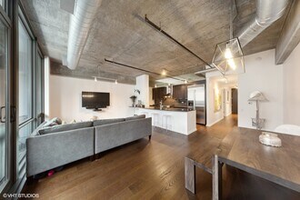 240 E Illinois St in Chicago, IL - Building Photo - Building Photo