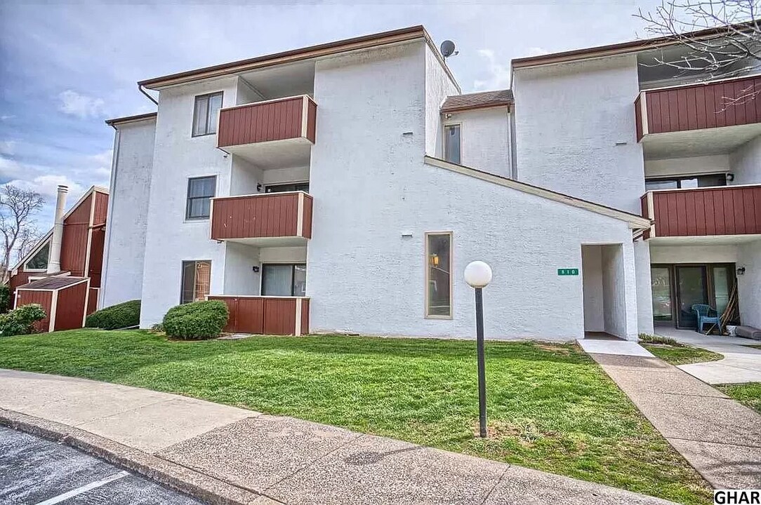 810 Charlotte Way in Enola, PA - Building Photo