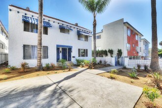 942 N Curson Ave in Los Angeles, CA - Foto de edificio - Building Photo