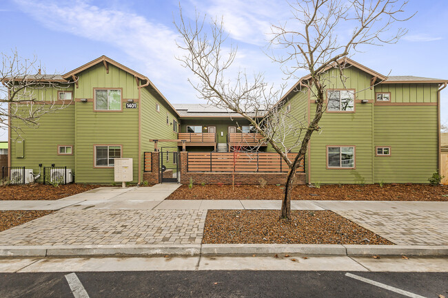 Courtyard at Oakdale in Chico, CA - Building Photo - Building Photo