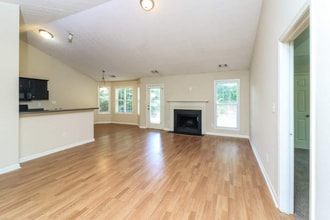 8633 Cole Creek Dr in Dallas, GA - Foto de edificio - Building Photo