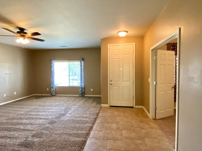 6182 E Fountain Way in Fresno, CA - Building Photo - Building Photo