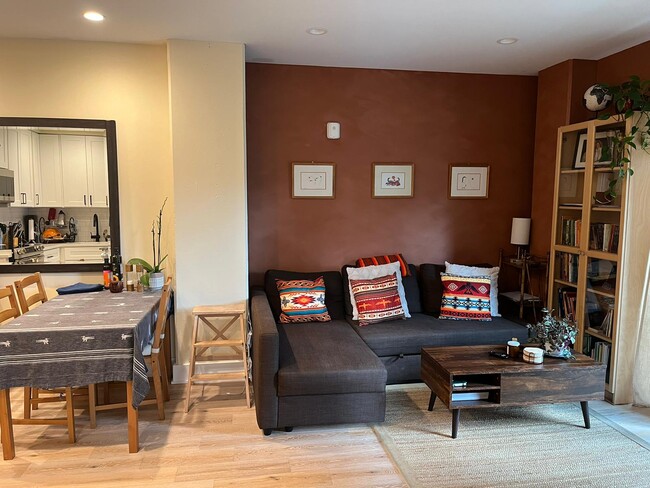 1016 17th Pl NE, Unit 102 in Washington, DC - Building Photo - Building Photo