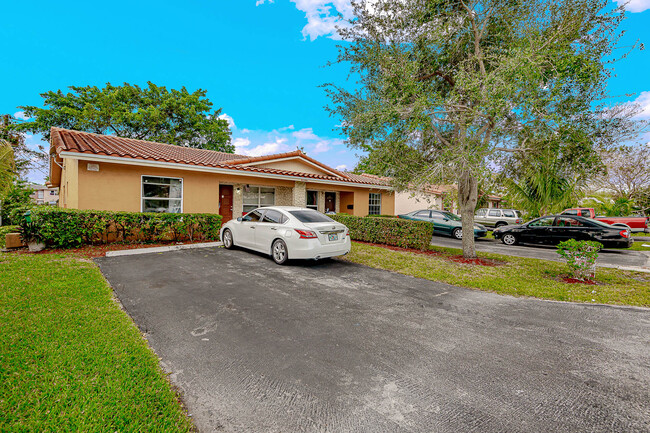 4102 NW 79th Ave in Coral Springs, FL - Building Photo - Building Photo