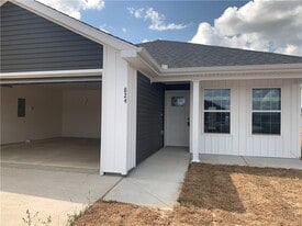 824 S Parrot Ln in Siloam Springs, AR - Building Photo