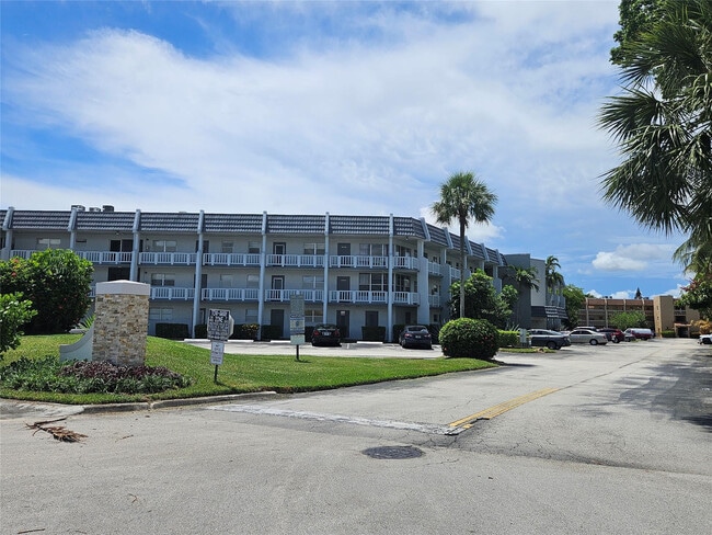 6650 Royal Palm Blvd in Margate, FL - Building Photo - Building Photo