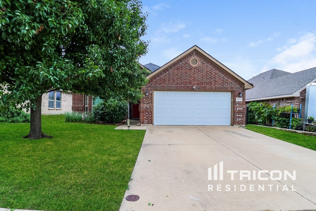 2213 Wakecrest Dr in Fort Worth, TX - Building Photo