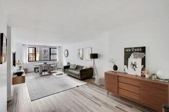 330 W 58th St in New York, NY - Building Photo - Building Photo