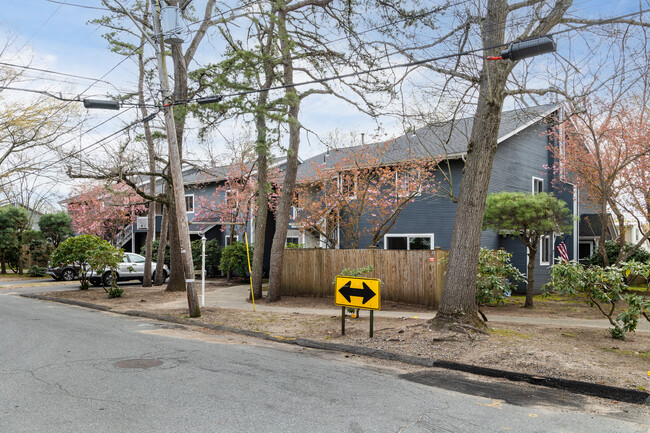 Magnolia Village in Attleboro, MA - Foto de edificio - Building Photo