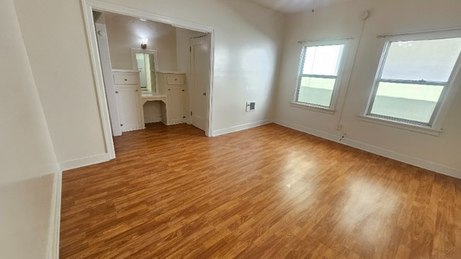 727 S Coronado St, Unit 307 in Los Angeles, CA - Foto de edificio - Building Photo