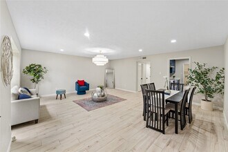 9425 Fondren Rd in Houston, TX - Building Photo - Building Photo